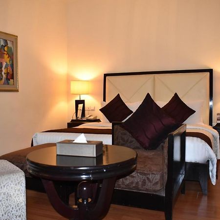 Ramada Plaza By Wyndham Karachi Airport Hotel Dış mekan fotoğraf A bedroom at the Taj Bengal
