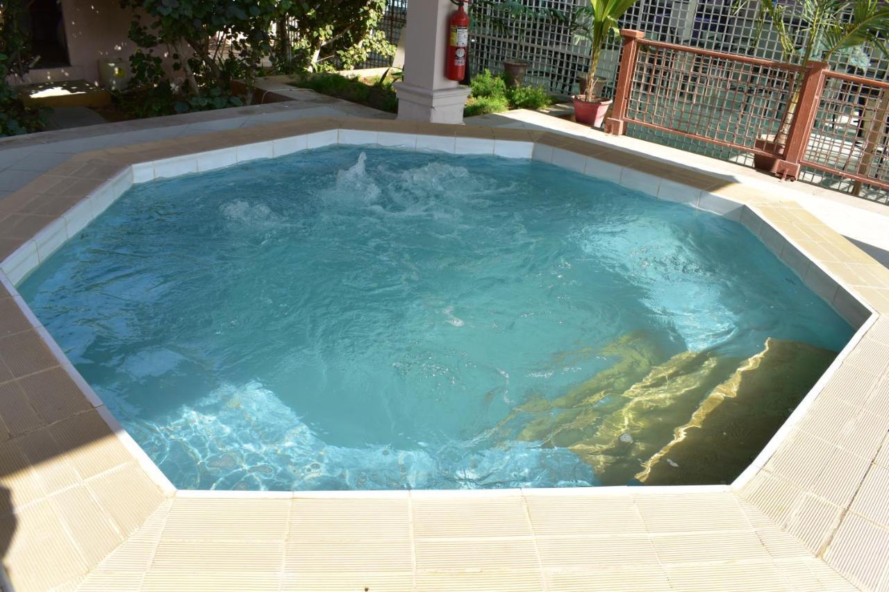 Ramada Plaza By Wyndham Karachi Airport Hotel Dış mekan fotoğraf A swimming pool