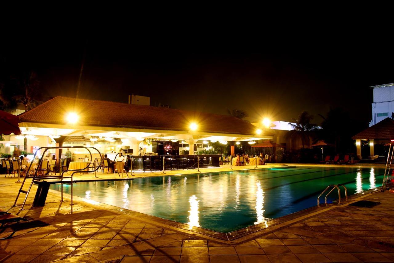 Ramada Plaza By Wyndham Karachi Airport Hotel Dış mekan fotoğraf The pool at the hotel