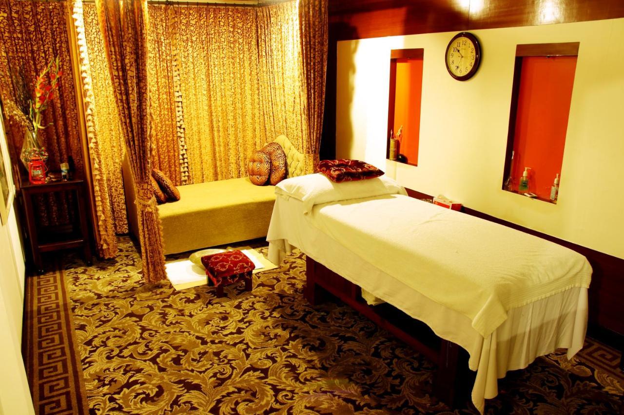 Ramada Plaza By Wyndham Karachi Airport Hotel Dış mekan fotoğraf A massage room at a spa