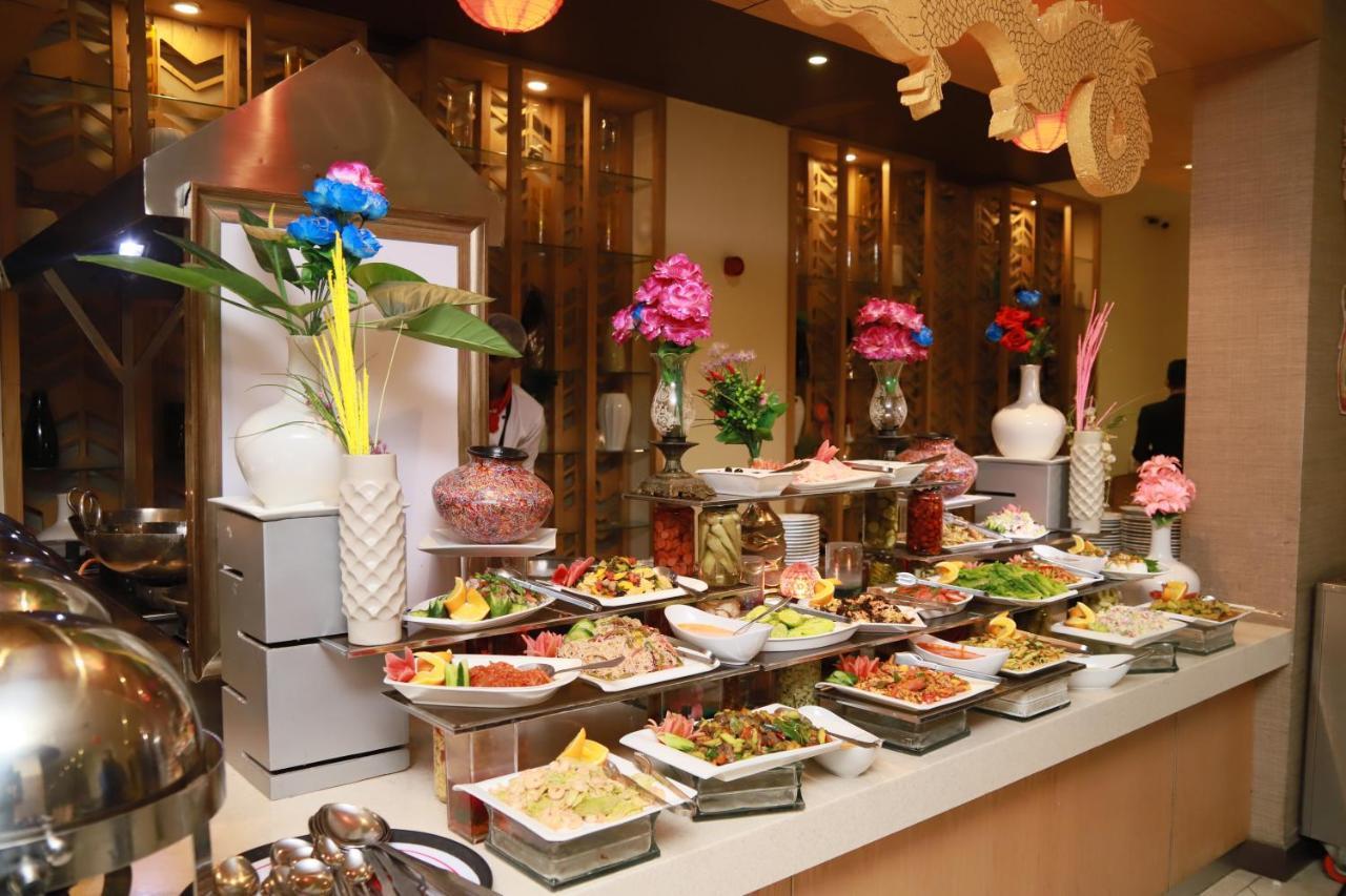 Ramada Plaza By Wyndham Karachi Airport Hotel Dış mekan fotoğraf A buffet at a hotel