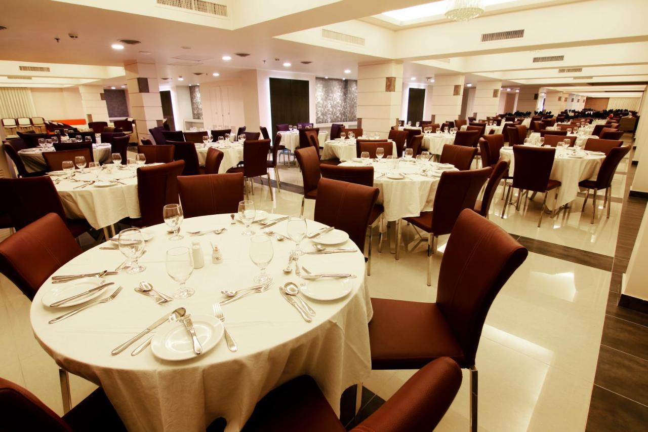 Ramada Plaza By Wyndham Karachi Airport Hotel Dış mekan fotoğraf The dining room at the 2011 World Economic Forum on the Middle East, Africa and India