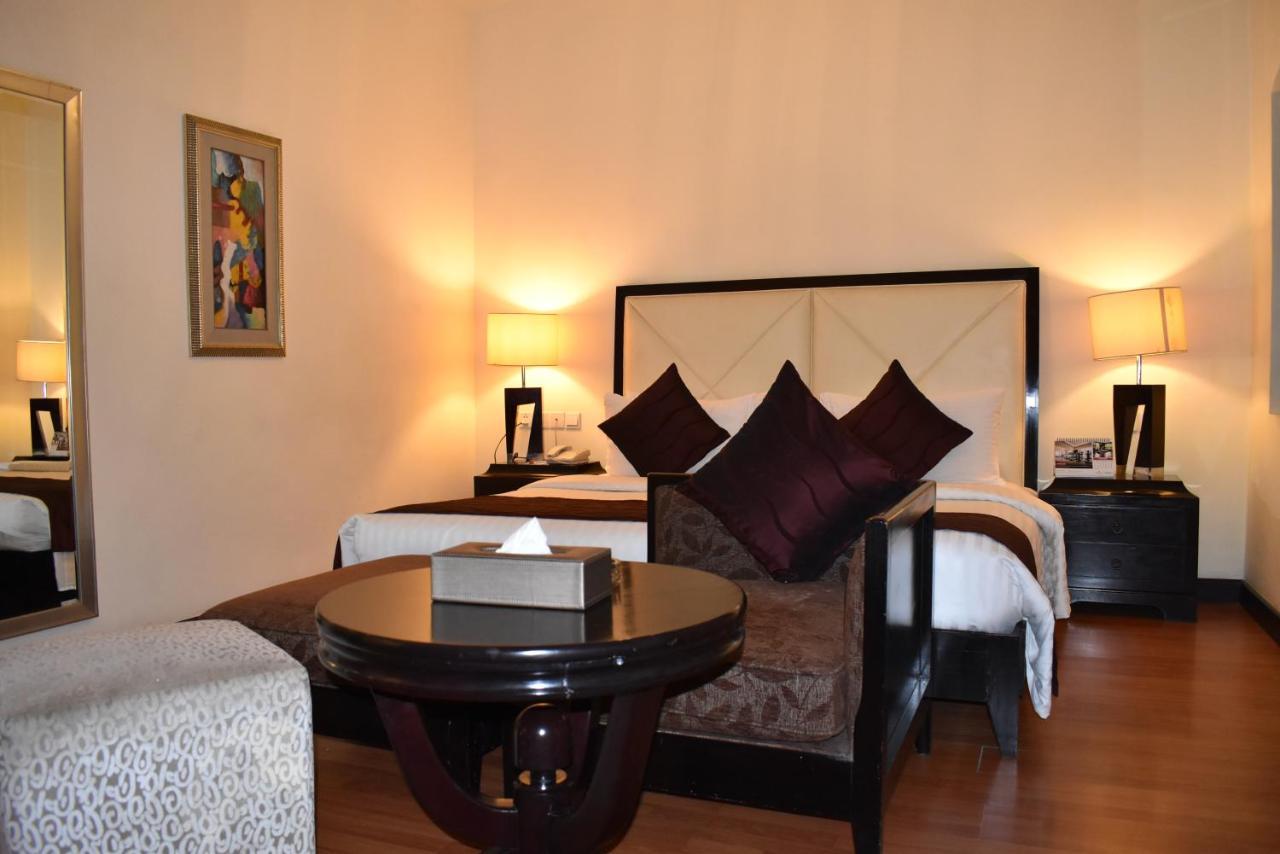 Ramada Plaza By Wyndham Karachi Airport Hotel Dış mekan fotoğraf A bedroom at the Taj Bengal