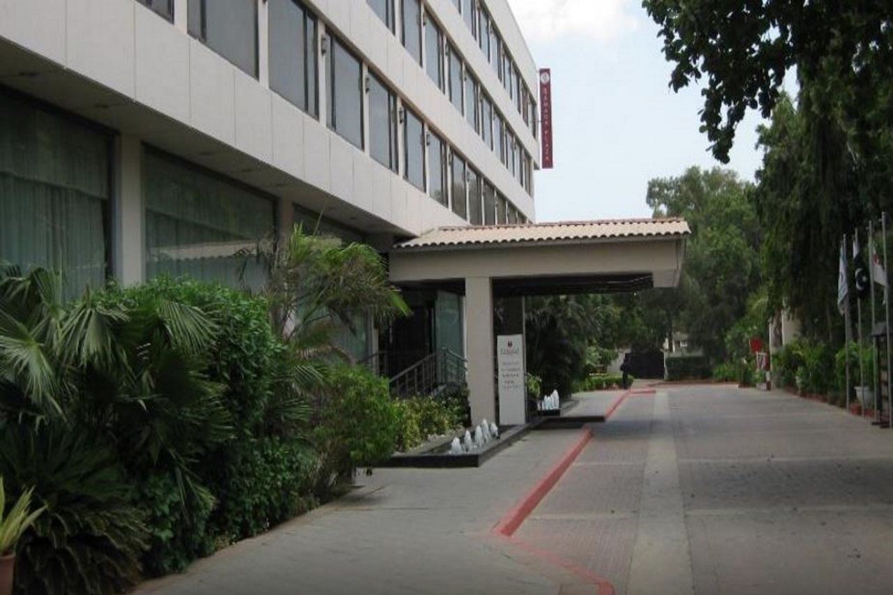 Ramada Plaza By Wyndham Karachi Airport Hotel Dış mekan fotoğraf The hotel's entrance