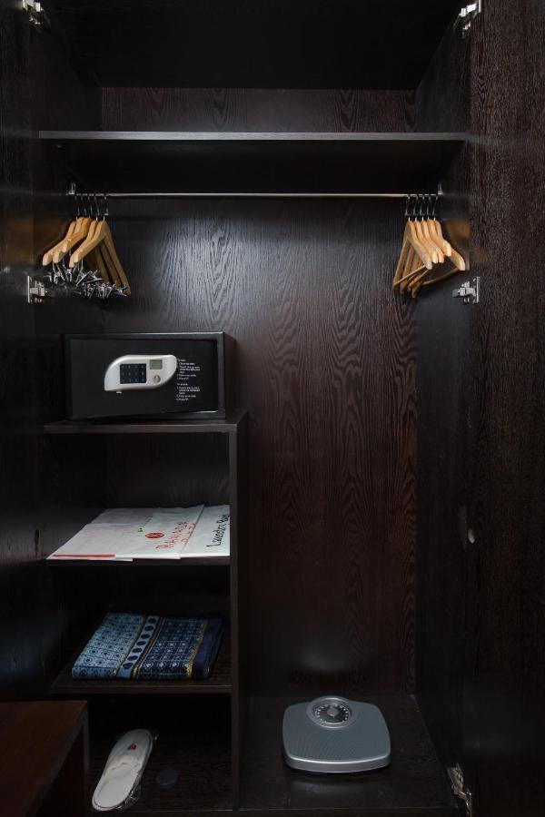 Ramada Plaza By Wyndham Karachi Airport Hotel Dış mekan fotoğraf A safe in a hotel room