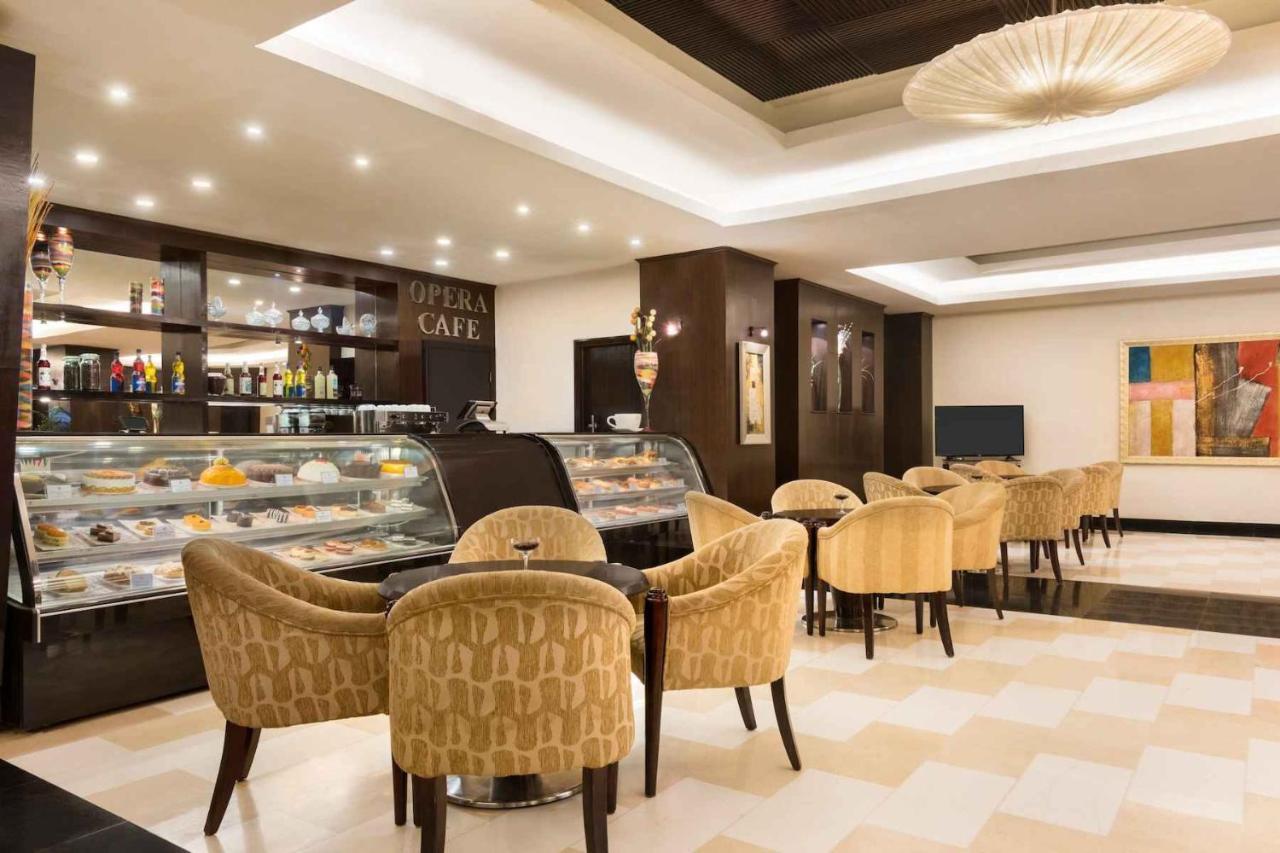 Ramada Plaza By Wyndham Karachi Airport Hotel Dış mekan fotoğraf The lobby café