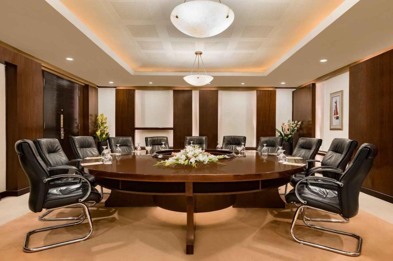 Ramada Plaza By Wyndham Karachi Airport Hotel Dış mekan fotoğraf Boardroom at the Four Seasons Hotel, London