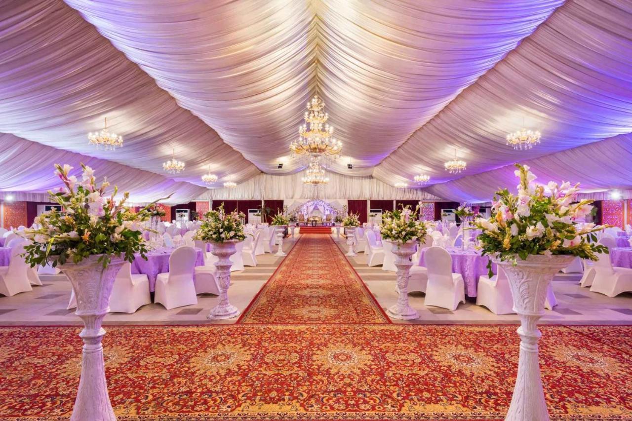 Ramada Plaza By Wyndham Karachi Airport Hotel Dış mekan fotoğraf A wedding reception in Karachi, Pakistan