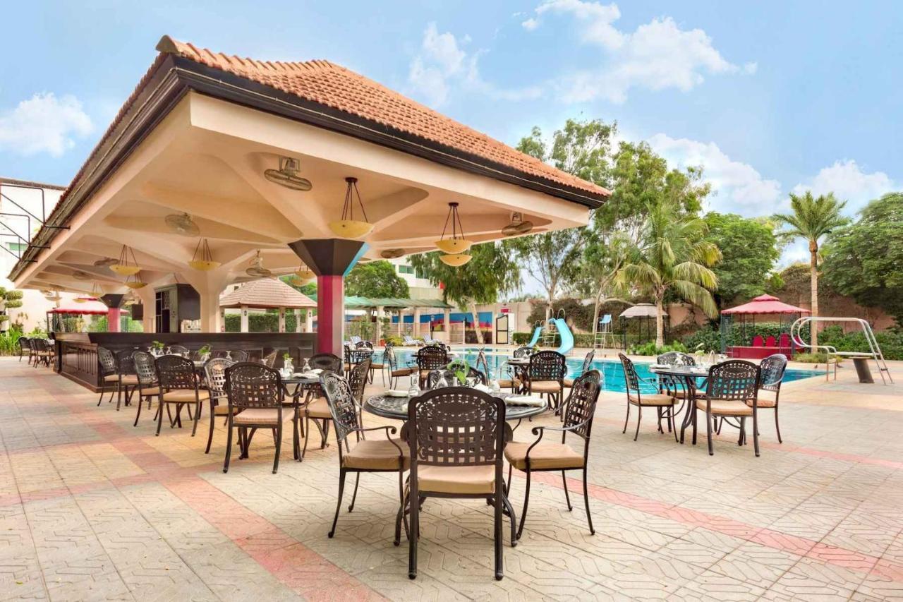 Ramada Plaza By Wyndham Karachi Airport Hotel Dış mekan fotoğraf The poolside bar at the hotel