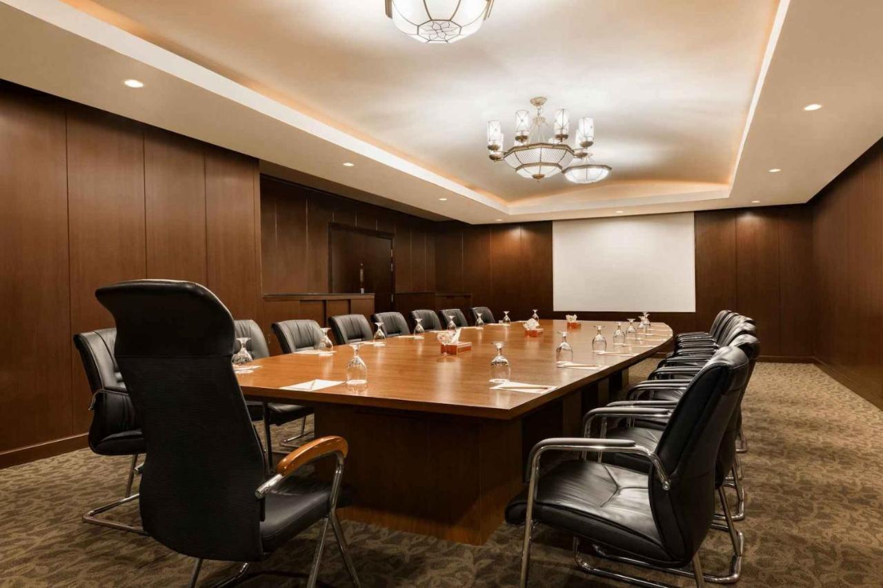 Ramada Plaza By Wyndham Karachi Airport Hotel Dış mekan fotoğraf Boardroom at the Westin