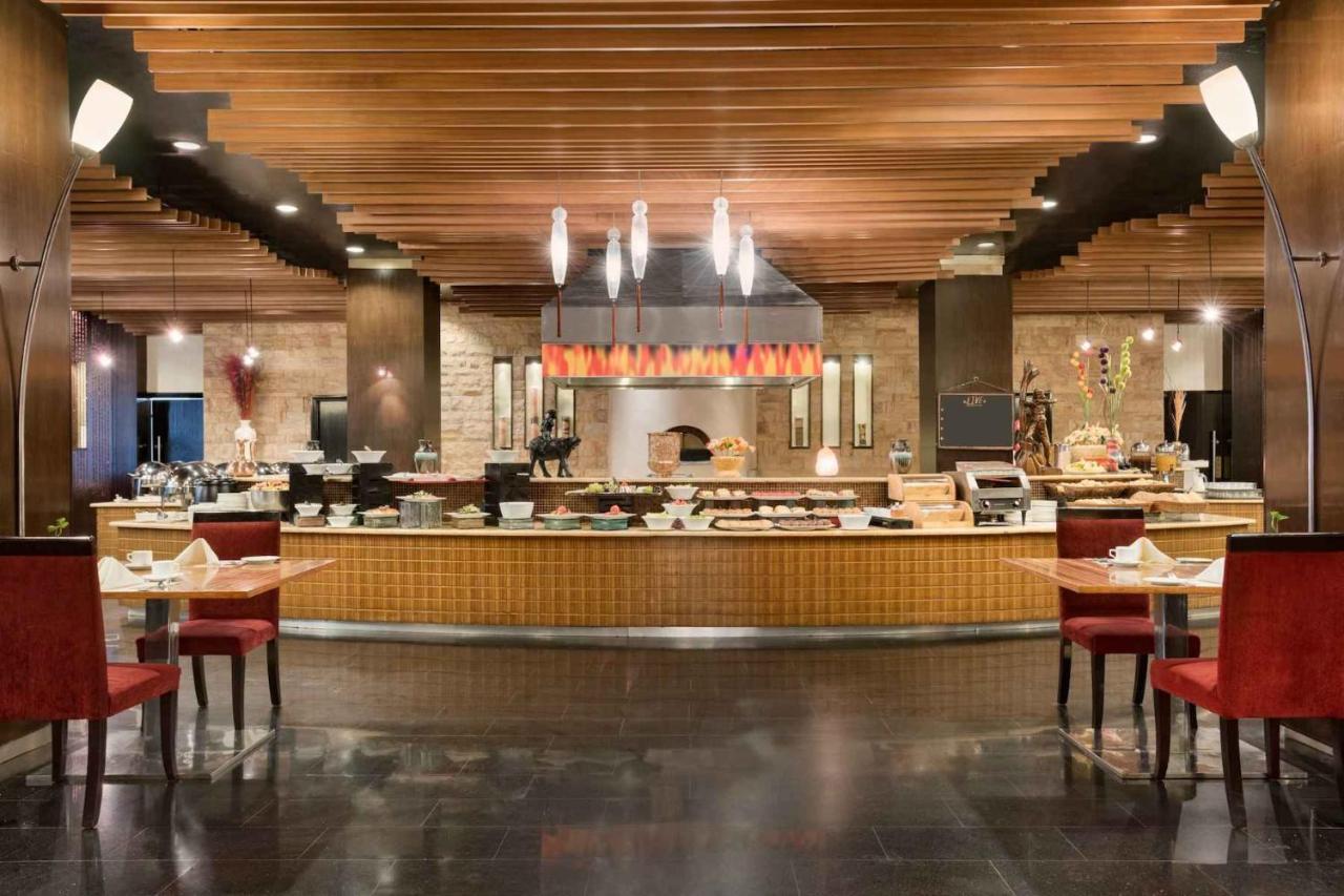 Ramada Plaza By Wyndham Karachi Airport Hotel Dış mekan fotoğraf The restaurant