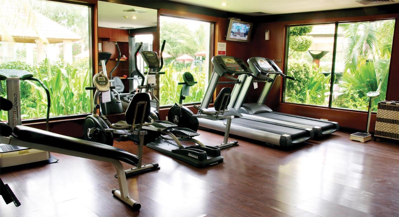 Ramada Plaza By Wyndham Karachi Airport Hotel Dış mekan fotoğraf A gym at a hotel