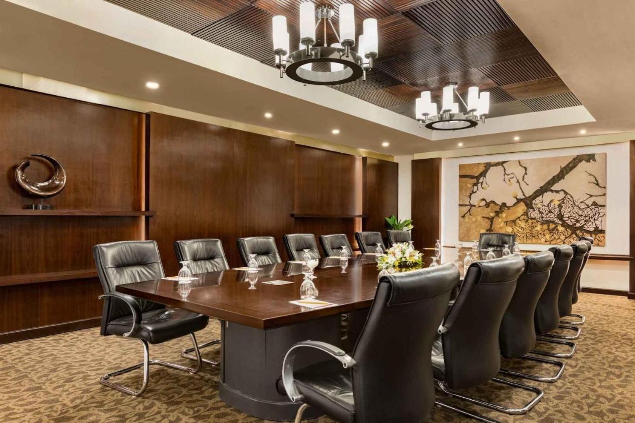 Ramada Plaza By Wyndham Karachi Airport Hotel Dış mekan fotoğraf Boardroom at the Westin Mumbai International